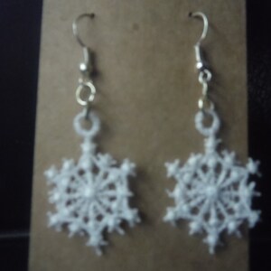 Vrijstaande Lace Snowflake Oorbellen w / Chirurgisch Staal 18mm Zilver - Silicone Clear Safety Bullet Hypoallergene ruggenen, Een afgewerkt product