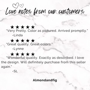 以下が含まれることがあります： 手書き風の「Love notes from our customers」の文字が入った、白い大理石模様の背景。顧客レビューは星評価と引用文とともに表示され、ショップ名「Almondandfig」も含まれています。