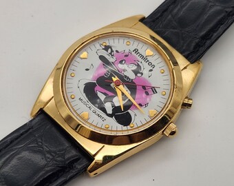 Vintage Armitron Pepe Le Pew Watch Unisex Gold Tone Musical Black Band nieuwe batterij