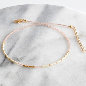 Chokerketting van ivoor en goud, crèmekleurige choker met kralen, minimalistische choker, choker met kralen, delicate gouden choker, cadeau, kleine choker met kralen