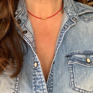 Rött chokerhalsband, guldfärgad pärlchoker, minimalistisk choker, pärlchokerhalsband, fin choker, presenter till henne, liten pärlchoker, present