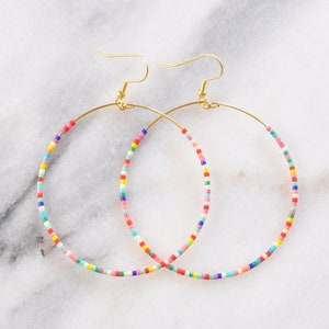 Streusel Perlen Creolen, bunte Rocailles Boho Ohrringe, Regenbogen Perlen Creolen, Perlen Ohrringe, Konfetti Regenbogen Ohrringe