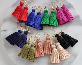 Mini pendientes con borlas, los mejores regalos para viajes de chicas, pendientes bohemios, pendientes con borlas negras, pendientes con borlas rojas, pendientes con borlas, pendientes con borlas cortas