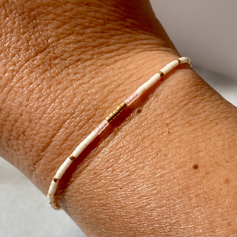 Bracciale con perline di semi d'avorio e oro, braccialetto a corda regolabile, braccialetto con perline minuscole, braccialetto a strati bianchi, braccialetto dell'amicizia minimalista immagine 5