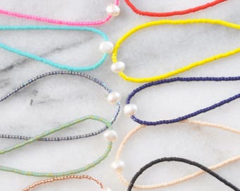 Pulseras de hilo de perlas, pulsera de cuentas de semillas, pulsera de perlas pequeñas, pulsera de perlas ajustable, pulsera de la amistad, pulsera minimalista