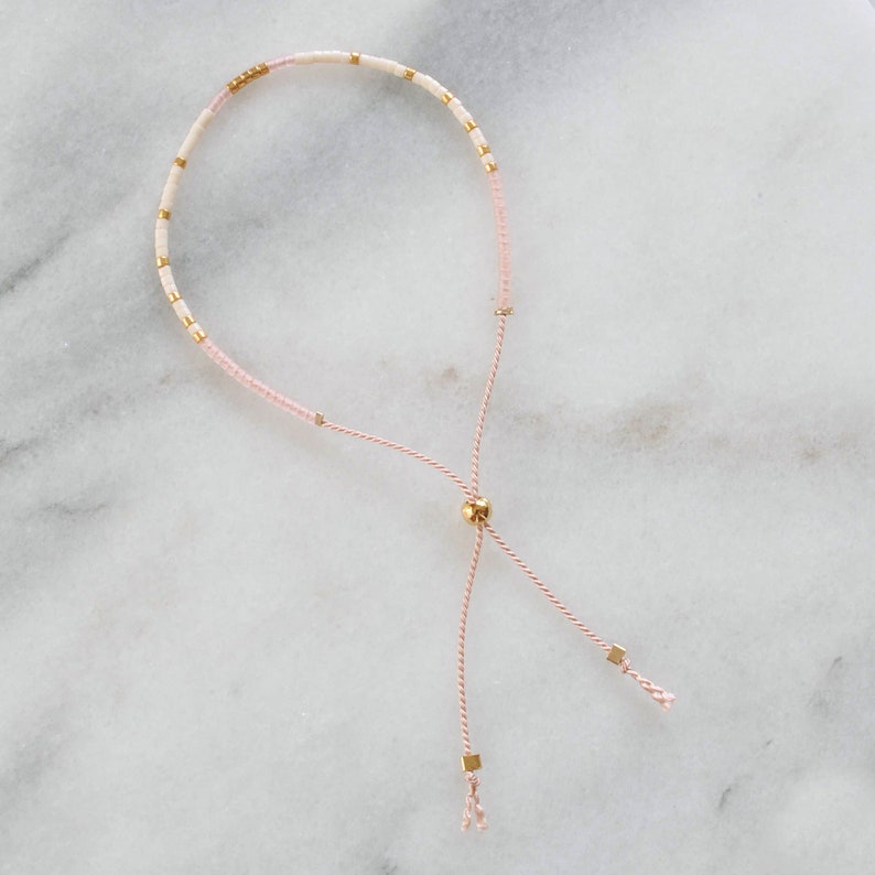 Bracelet de perles de rocaille ivoire et or, bracelet cordon réglable, petit bracelet de perles, bracelet superposition blanc, bracelet d'amitié minimaliste image 6