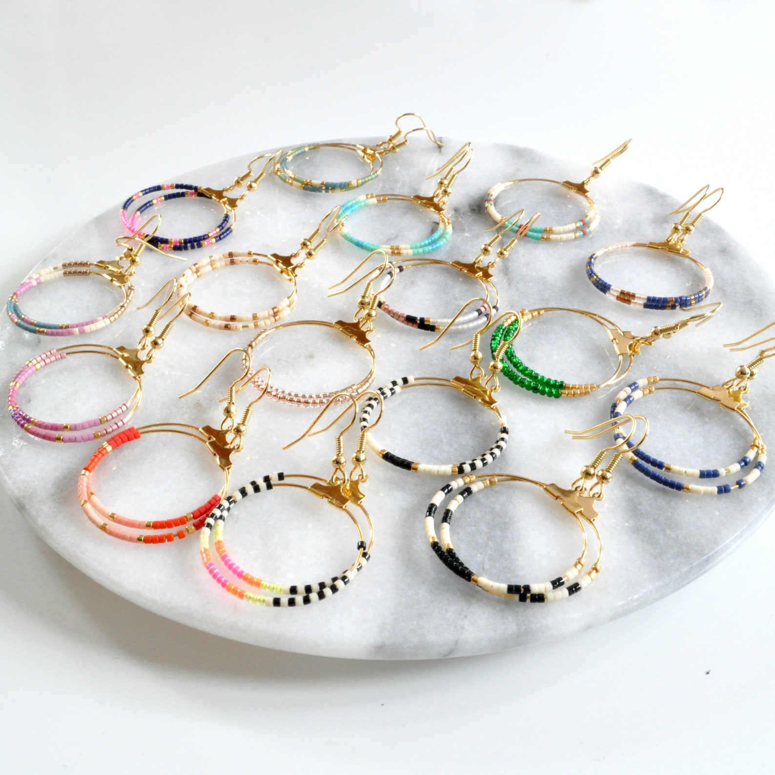 MEDIUM GLASS BEAD HOOP EARRINGS - GREEN