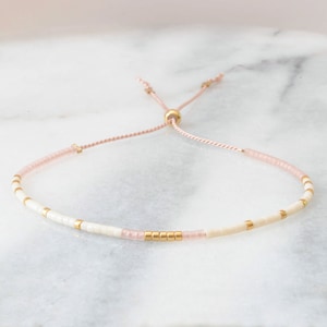 Pulsera de cuentas de semillas de marfil y oro, pulsera de cuerda ajustable, pulsera con cuentas pequeñas, pulsera de capas blancas, pulsera de amistad minimalista