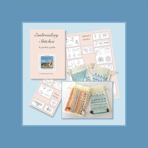 Puede incluir: Un conjunto de artículos de bordado, que incluye una guía titulada "Embroidery Stitches: A pocket guide", muestras de puntadas y pequeñas bolsas con cordón con diseños cosidos de colores. La guía contiene el texto "Above the Tide".