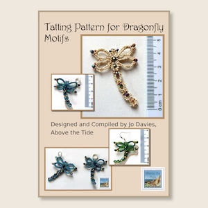 Pode incluir: Um padrão de tatting para motivos de libélula, desenhado e compilado por Jo Davies, Above the Tide. O padrão inclui instruções para criar três designs de libélula diferentes, cada um com um esquema de cores único. Os designs são mostrados na imagem, com uma régua para escala.