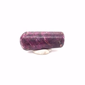 Roter Korund Rubin Edelstein 25.2 mm, Handgeschliffener UV-aktiver Kristall, 7.08g aus Indien