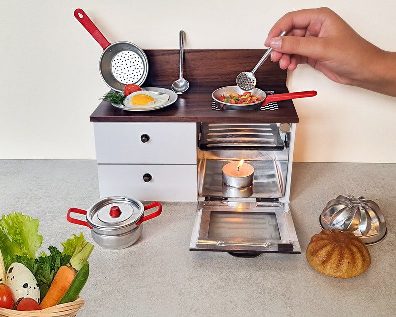 Petit kit de cuisine Mini cuisinière pour cuisiner de vrais petits aliments Miniatures de travail Mini four avec casseroles et poêles miniatures Ensemble de cuisine pour maison de poupée image 1