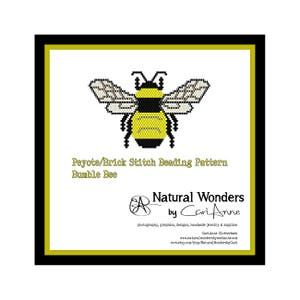 Könnte beinhalten: Ein Perlmuster für eine gelbe und schwarze Hummel. Das Muster heißt "Peyote/Brick Stitch Beading Pattern Bumble Bee" und ist von "Natural Wonders by Cari Anne".