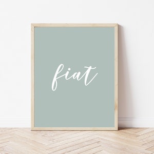 Puede incluir: Una impresi&oacute;n enmarcada con un fondo azul claro y la palabra "fiat" escrita en cursiva blanca.