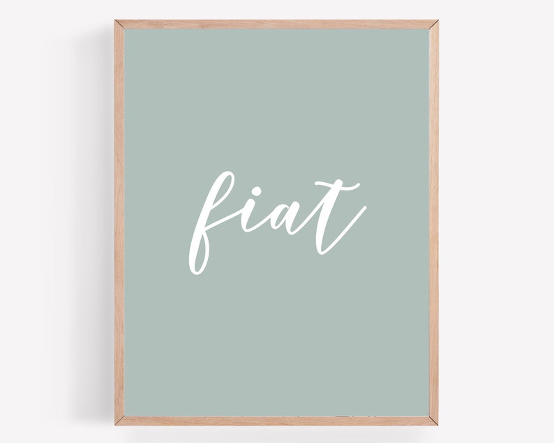 Puede incluir: Una impresi&oacute;n enmarcada con un fondo azul claro y la palabra "fiat" escrita en cursiva blanca.