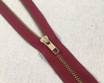 Lace edge zipper 35cm length Maroon
