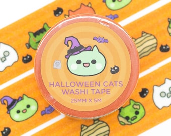 Puede incluir: Tres rollos de cinta washi naranja con temática de gatos de Halloween. La cinta presenta varios gatos con temática de Halloween, incluyendo un gato bruja, un gato vampiro, un gato momia y un gato calabaza. La cinta tiene 25 mm de ancho y 5 metros de largo.  "HALLOWEEN CATS WASHI TAPE 25MM X 5M" está impreso en el rollo.