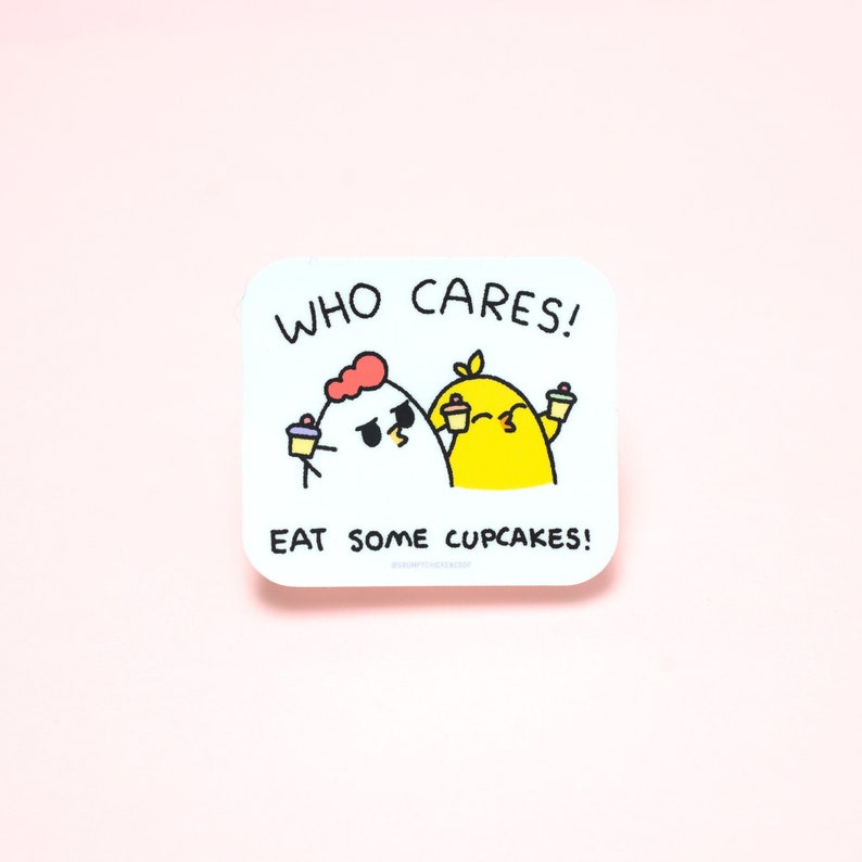 Puede incluir: Pegatina blanca con contorno negro que representa a dos animales de dibujos animados, un pollo y un pollito, sosteniendo magdalenas. El texto dice "&iexcl;A qui&eacute;n le importa! &iexcl;Come algunas magdalenas!"