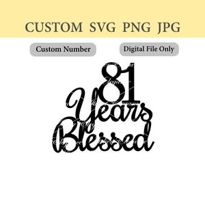 Peut inclure: Décoration de gâteau noire avec les mots "81 Years Blessed" en écriture cursive. Le chiffre "81" est en gras, police sans empattement. Le haut de l'image porte la mention "CUSTOM SVG PNG JPG".