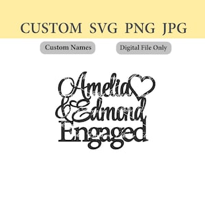 Op de afbeelding: Zwart-witte taarttopper voor verloving met de namen "Amelia & Edmond" en het woord "Engaged". Het ontwerp bevat een hartsymbool. De tekst "CUSTOM SVG PNG JPG" staat bovenaan de afbeelding.