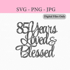 Peut inclure: Un design numérique gris avec les mots "85 Years Loved & Blessed" en écriture cursive. Le design comprend également le texte "SVG - PNG - JPG" et "Digital Files Only". Le fond est blanc avec des lignes diagonales.