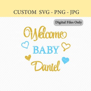 Könnte beinhalten: Ein digitales Design mit den Worten "Welcome Baby Daniel" in Gold und Blau, mit Herzakzenten. Das Design ist für benutzerdefinierte SVG-, PNG- und JPG-Dateien und ist mit "Digital Files Only" gekennzeichnet.