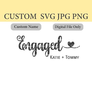 Könnte beinhalten: Ein digitales Design mit dem Text "CUSTOM SVG JPG PNG" oben. Darunter steht das Wort "Engaged" in Schreibschrift, mit einem Herzsymbol. Die Namen "KATIE + TOMMY" stehen darunter. Es gibt zwei graue Kästchen mit dem Text "Custom Name" und "Digital File Only".
