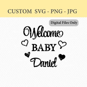Könnte beinhalten: Schwarz-weißes digitales Design mit den Worten "Welcome BABY Daniel" und Herzgrafiken. Das Design ist für digitale Dateien, SVG, PNG und JPG. Der Text "Digital Files Only" ist ebenfalls enthalten.