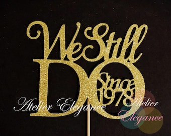 Puede incluir: Topper para pastel de purpurina dorada con las palabras "We Still Do Since 1978".