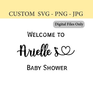 Könnte beinhalten: Ein digitales Design für eine Babyparty. Der Text lautet "WELCOME TO Arielle's BABY SHOWER" in schwarzer Schrift. Das Design enthält ein Herzsymbol. Der obere Teil des Bildes enthält den Text "CUSTOM SVG - PNG - JPG" und "Digital Files Only".
