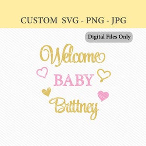 Könnte beinhalten: Ein digitales Design mit dem Text "Welcome BABY Brittney" in Gold und Rosa, zusammen mit Herzgrafiken. Das Design ist mit "CUSTOM SVG - PNG - JPG" und "Digital Files Only" gekennzeichnet.