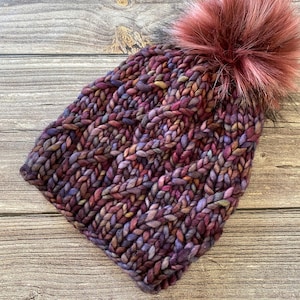 Luxus handgefertigte klobige und superweiche mehrfarbige Kabel Hum Beanie Hut. Erwachsenengröße