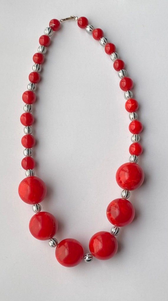 Vintage Bakelite cherry red marbled beaded necklac