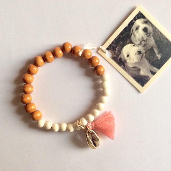 Bracelet of wooden beads stone beads troddel elastic band brown white kauri shell boho Ibiza hippie tassel