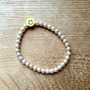 Pearl bracelet with smiley in yellow friendship bracelet