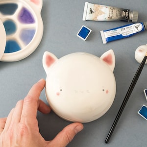 Keramik-Palette und Pinselrest, Katzengesicht geformt. Der Palettendeckel ist eine Wasserschale für Pinsel. Kit oder Einzelstück. Handgefertigt in Italien.