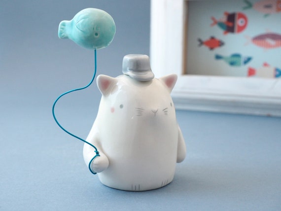 白猫と魚の置物。イタリアで手作りされた、かわいい陶器製の白猫の 