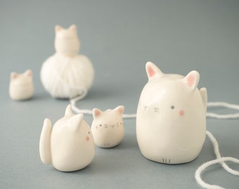 Figura de gato blanco, escultura de gatito de cerámica, regalo perfecto para amantes de los gatos, hecho a mano en Italia,