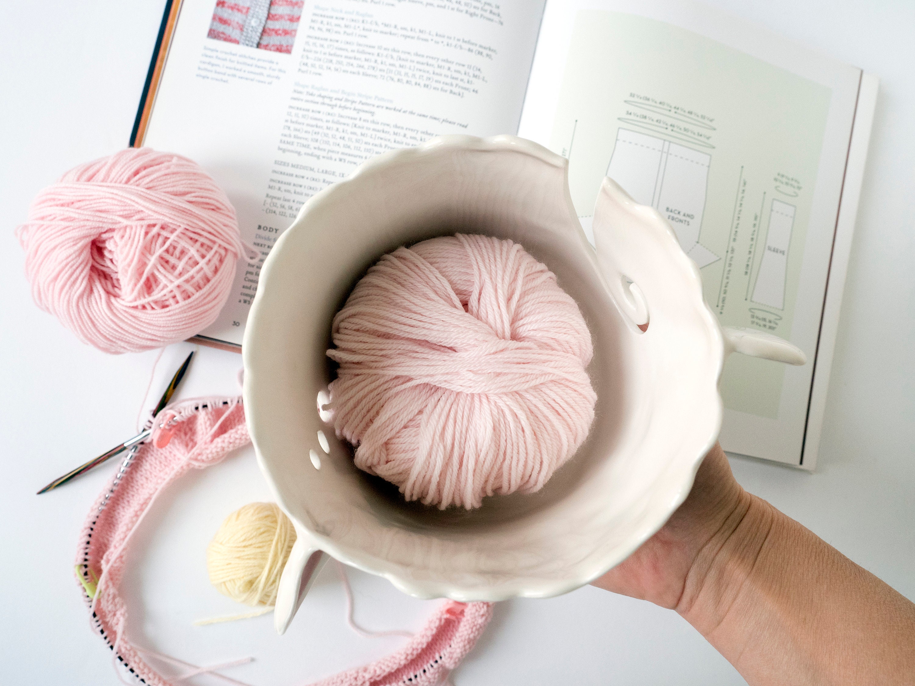 YingXue Sheep Ceramic Yarn Bowl Large Knitting Bowl, 6.7 x 4.7 Inches, Handmade Yarn Holder for Crocheting, Ball of Yarn for tangle-f