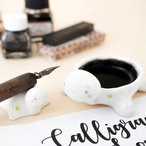 Set Calligrafo in Ceramica a forma di Tartaruga con Appoggia Pennello, Reggi Pennino e Porta Inchiostro. Kit o Articolo Singolo