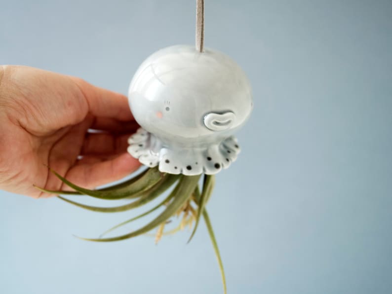 Jardinière suspendue méduse. Une jolie méduse à jardinière conçue pour contenir des plantes aériennes. Céramique faite main en Italie. image 7