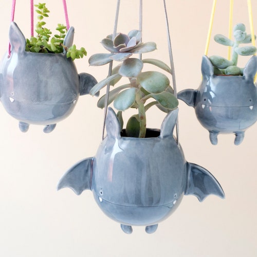 Porte-plante suspendu chauve-souris volante. Joli vase suspendu chauve-souris en céramique. Fait main en Italie. Décoration d'Halloween.