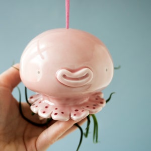 Jardinière suspendue méduse. Une jolie méduse à jardinière conçue pour contenir des plantes aériennes. Céramique faite main en Italie. image 6