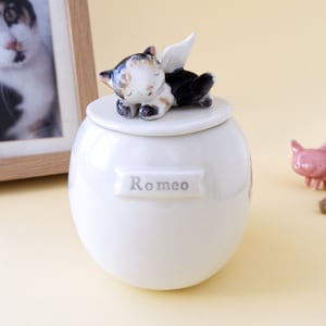 Custom Cat Urn for Ashes. A Sweet Cat Memorial Urn Or Cat Sympathy Gift for Pet Loss. Ceramic Handmade in Italy