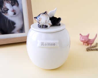 Custom Cat Urn for Ashes. A Sweet Cat Memorial Urn Or Cat Sympathy Gift for Pet Loss. Ceramic Handmade in Italy