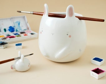 Tasse à eau et repose-pinceau en forme de lapin. Pot de pinceaux cadeau pour artiste. Kit ou article unique. Céramique faite main en Italie.