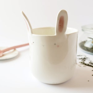 Niedliche Häschenbecher, Keramik-Kaninchen-Teetasse, süßes Häschengeschenk, Häschen-Kaffeetasse handgefertigt in Italien.