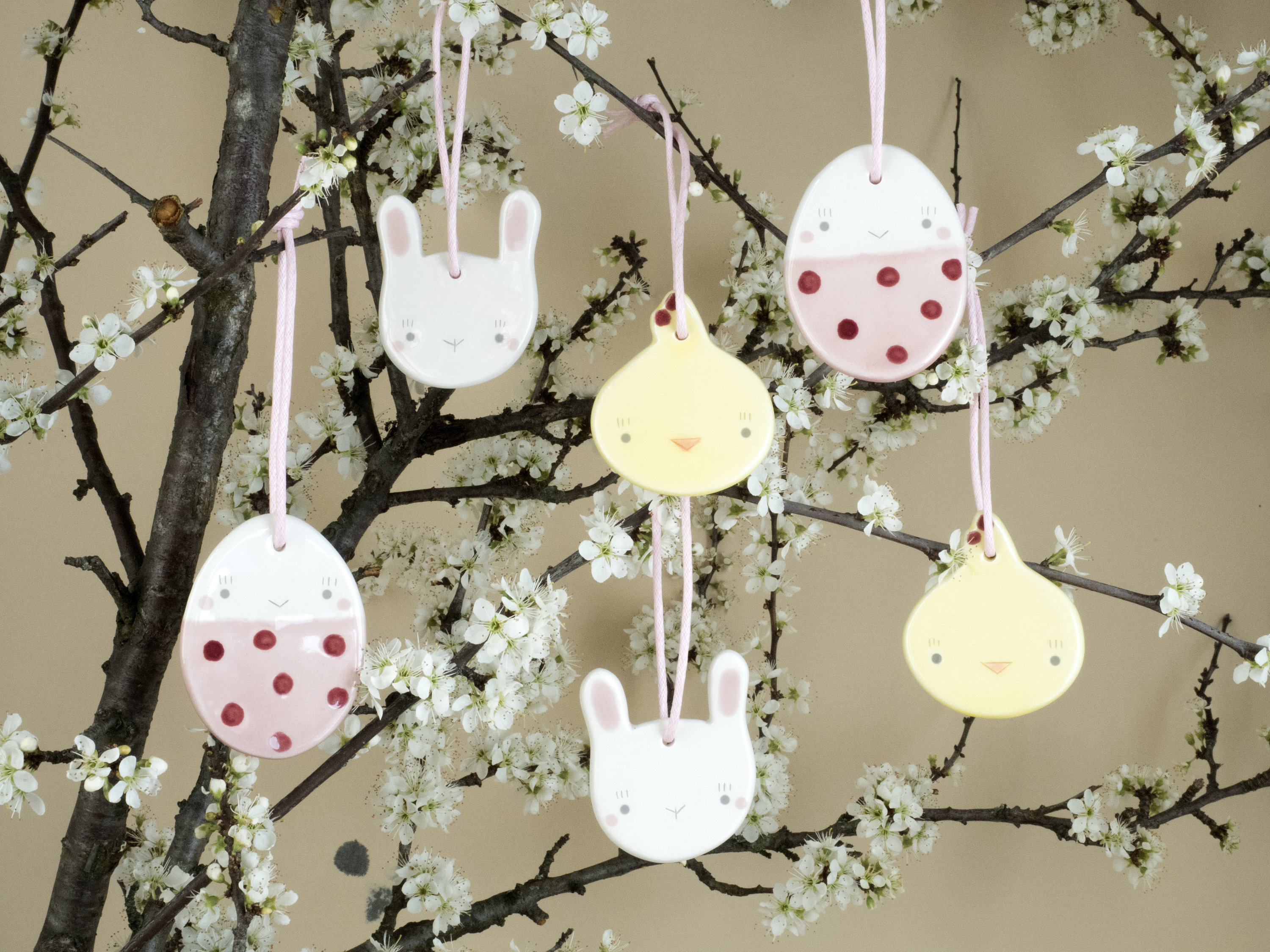 Décoration Suspendue de Printemps Lapin, Oeuf Pâques, Poussin Pâques. Céramique Faite à La Main en I