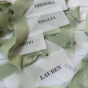 Marque-places de mariage en vélin avec ruban en mousseline de soie