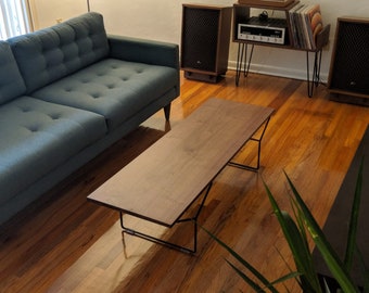 Mesa de centro moderna de nogal macizo de mediados de siglo con patas de alambre estilo Bertoia